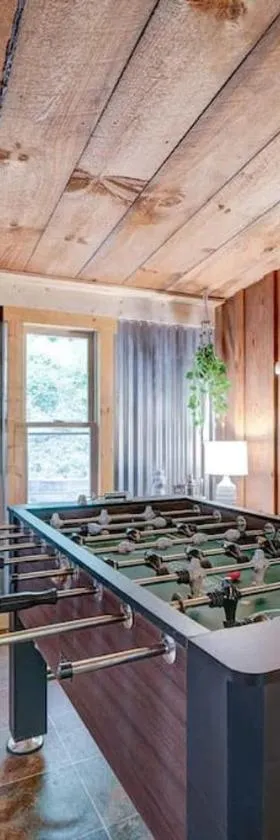 Bear Den Bungalow with Hot Tub Near Blue Ridge and Ellijay，位于埃利杰的酒店