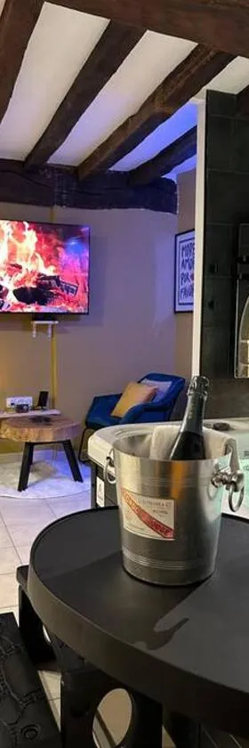 L'Etreinte, gîte de charme avec jacuzzi intérieur et sauna，位于斯科夫河畔盖梅内的酒店