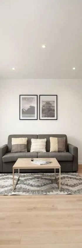 New duplex 1 minute walking from overground，位于安东尼的酒店