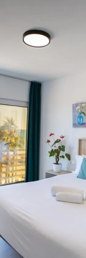 Hotel Mediterráneo by Croma，位于埃斯特波纳的酒店