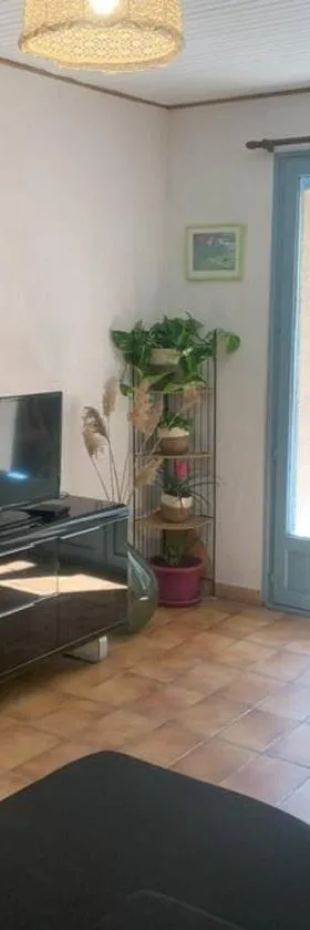 Appartement avec jardinet，位于Bessan的酒店