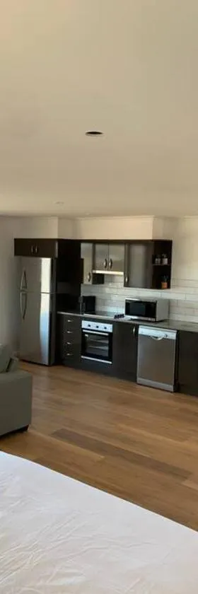 Modern studio with fabulous views，位于Guyra的酒店