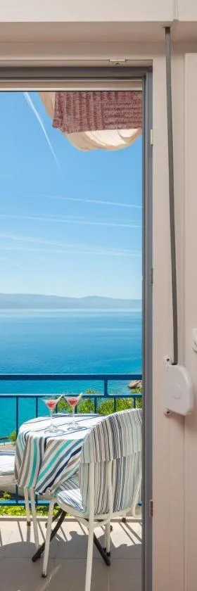 Caleta Seaview Suites - Pool & Jacuzzi，位于洛克瓦罗戈兹尼察的酒店