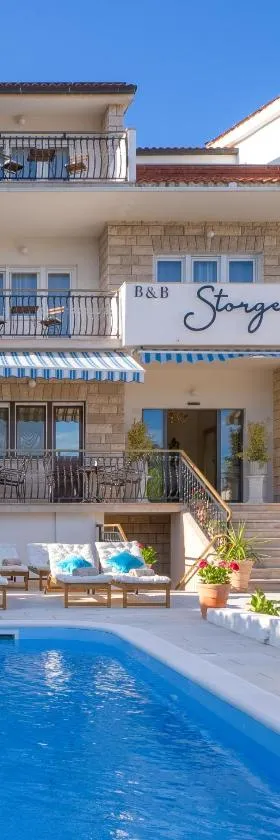 Storge Boutique Bed & Breakfast，位于奥米什的酒店