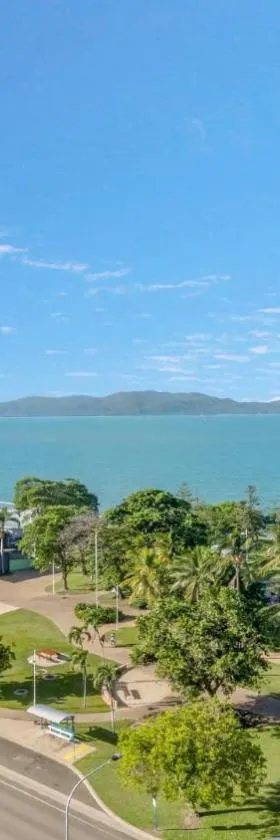 Studio 908 - Panoramic Ocean Views On The Strand，位于North Ward的酒店