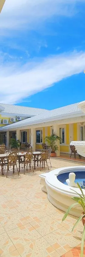 Fiesta Garden Hotel，位于美岸的酒店
