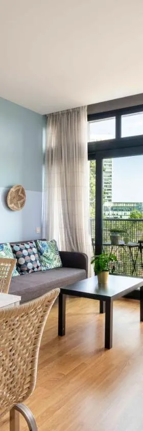 Duplex Fira Bcn and 15' from Bcn city center with pool，位于Las Corts的酒店