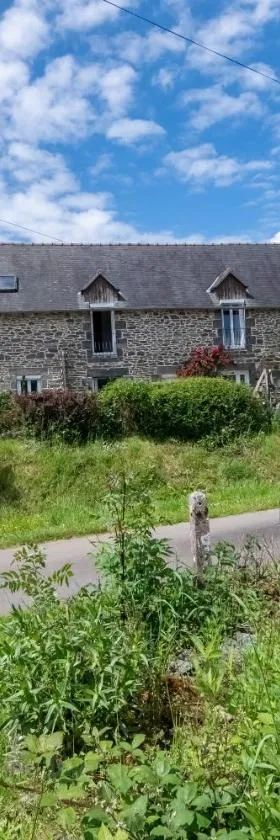 Chambre d'hôte La Haye d'Armor, "La Roche Au Cerfs"，位于La Tiolais的酒店
