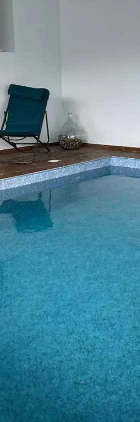 Maison avec piscine intérieure privée, buses de spa, jardin clos et parking，位于Aouste-sur-Sye的酒店