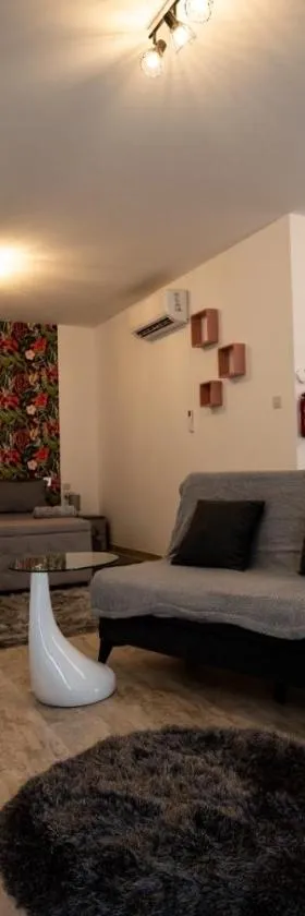 Dar Barbara Duplex 2 Double bedrooms,2 Sofa Beds Large House with Terrace roof views of Valletta，位于科斯皮夸的酒店