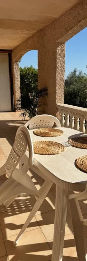 VILLA NATHEO Bas de villa - Studio 37m2 avec Coin nuit，位于Saint-Martin-du-Var的酒店