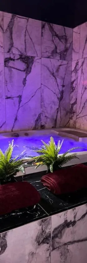 Marbella Logement privatif -Jacuzzi-Sauna，位于拉瓦雷特迪瓦尔的酒店
