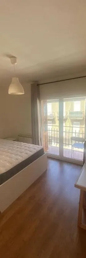 HABITACIÓN DOBLE, near train, bus that goes to Barcelona，位于曼雷沙的酒店