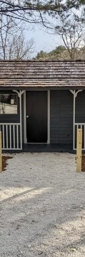 Adventure Cabin 5 - King w Private Hot Tub，位于尤里卡斯普林斯的酒店