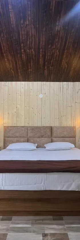Serene River Cottages Sadhupul，位于Jūnga的酒店