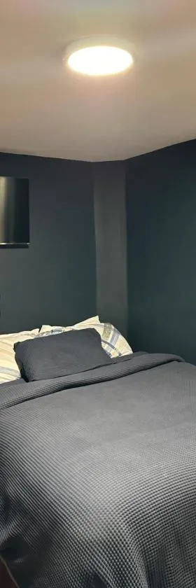 Fidelia Crystal Room, Queen Bed minutes from Newark Liberty International Airport and Newark Penn Station，位于欧文顿的酒店