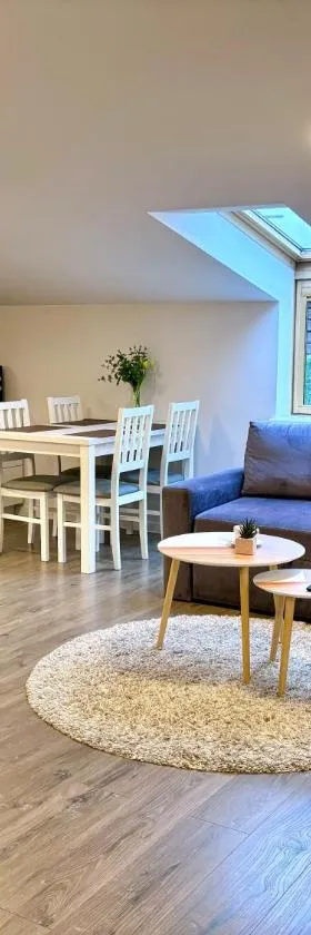 Apartamentai Pamaryje - Modernus ir Jaukus butas Priekulės centre，位于Priekulė的酒店