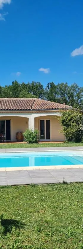 VILLA - BAIN NORDIQUE SPA EXTÉRIEUR - POÊLE FINLANDAIS - PISCINE - Gaillac，位于Montans的酒店