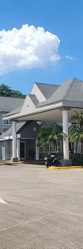 麦德罗泰快捷酒店，位于圣佩德罗苏拉的酒店