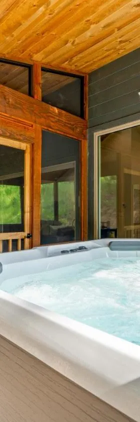New Ozark Oasis Luxe Cabin Retreat with Hot Tub，位于霍利斯特的酒店