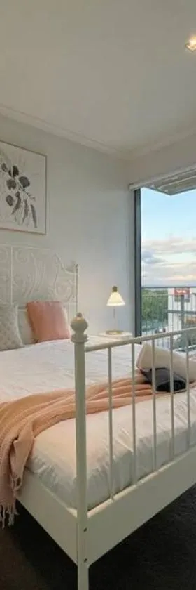 GW24-1 BATH 2 BR at The Glen with FREE Parking and Balcony，位于格伦韦弗利的酒店