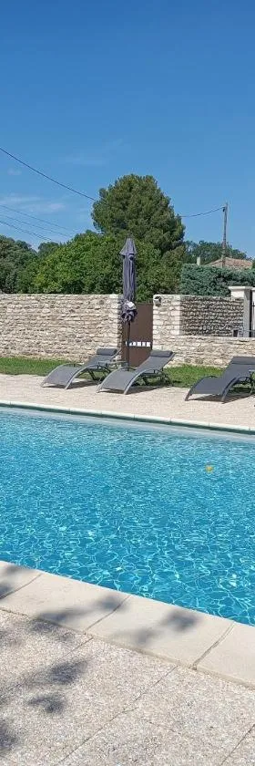Gîte avec piscine privatisée，位于Chamaret的酒店