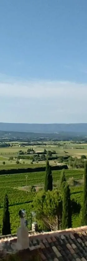 Lovely views in secret Provence，位于茹卡的酒店