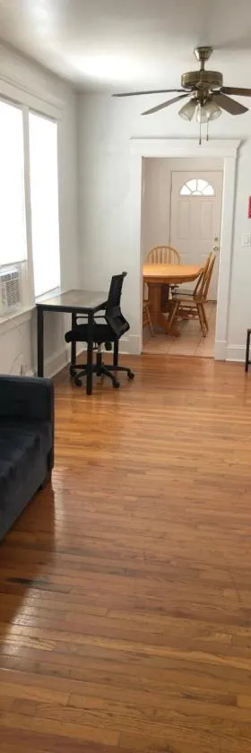 Private 2 bedroom and 1 bathroom house in a quiet area and convenient to NYC bus and train，位于珀斯安博伊的酒店