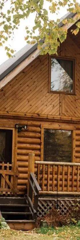 Beautiful Alaskan Log Cabin on Wooded Lot，位于瓦西拉的酒店