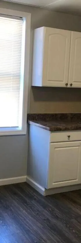 Private 2-bedroom with free parking and direct bus to NYC Manhattan only 2 blocks away，位于林登的酒店
