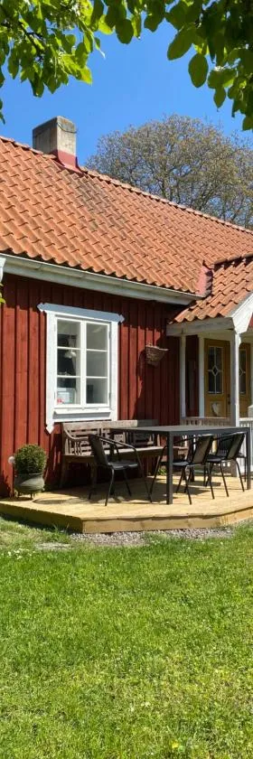 Bo i egen stuga på härlig ölandsgård，位于雪平斯维克的酒店