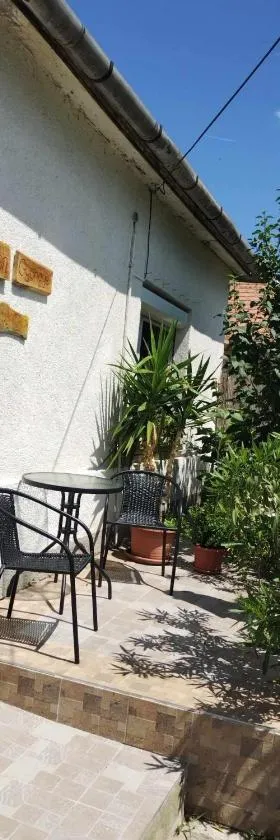 Balatongyöngye vendégház，位于Küngös的酒店