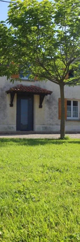 Aux Belles Vignes，位于Réjaumont的酒店