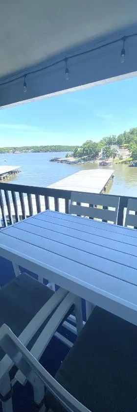 B Lakefront! Remodeled, Boat Slip, Patio Views, Pool, Boat Ramp, WIFI，位于欧塞奇比奇的酒店