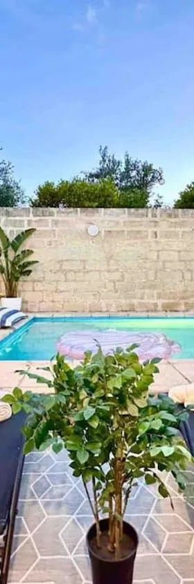 Poolside Paradise Sea View Villa，位于Is-Swieqi的酒店