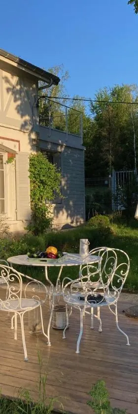 "Aux Chants des Oiseaux" Domaine de la Renardière，位于Les Grandes-Loges的酒店