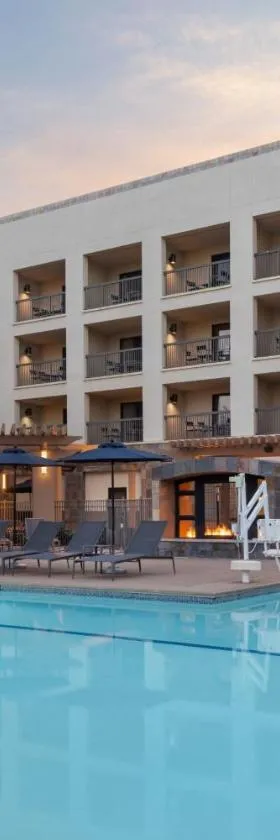 Courtyard San Diego Central - Outdoor Pool, Bar & Restaurant，位于圣地亚哥的酒店