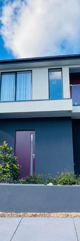 ‘The bayside’ Beautifully brand new house，位于Mentone的酒店