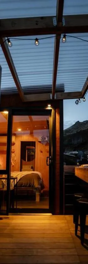 Cass Bay Retreat with Outdoor Bath Christchurch，位于 Lyttelton的酒店