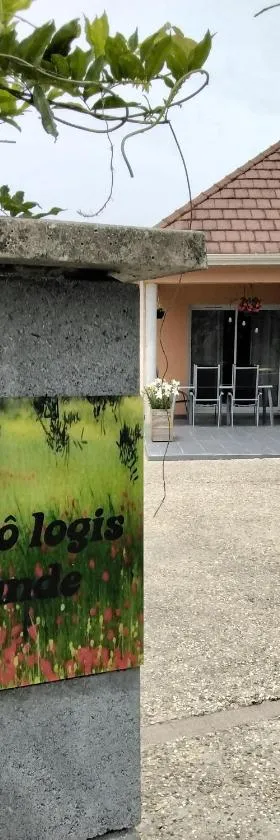 La pause ô logis gourmande，位于纳瓦莱克斯的酒店