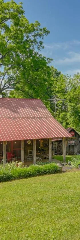 Ferrum Rustic Cabin in the Valley with Fire Pit，位于Ferrum的酒店