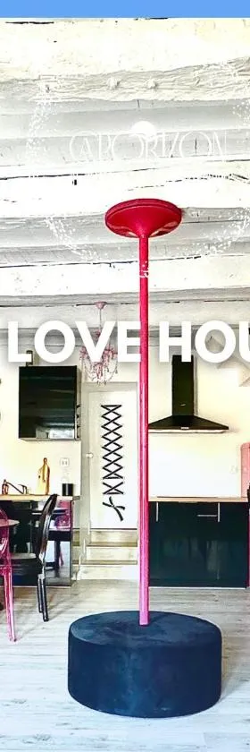 Caporizon-Lov'BNB-La seule Love House de Dordogne，位于Biras的酒店