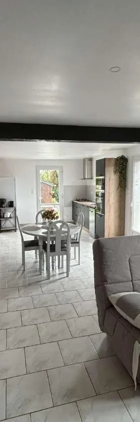 Maison proche des plages du DDay，位于Houesville的酒店