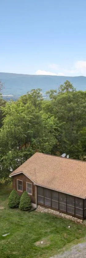 Shenandoah dog friendly cabin with river access, hot tub, fire pit, BBQ, outdoor dining，位于仙纳度的酒店