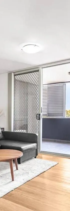 Modern Luxury 3 Bedrm Apt Close to Parramatta, CBD，位于Merrylands的酒店