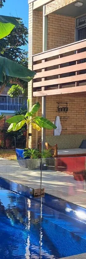 Brisbane 1960s Pool House - hosted bed and breakfast，位于布里斯班的酒店