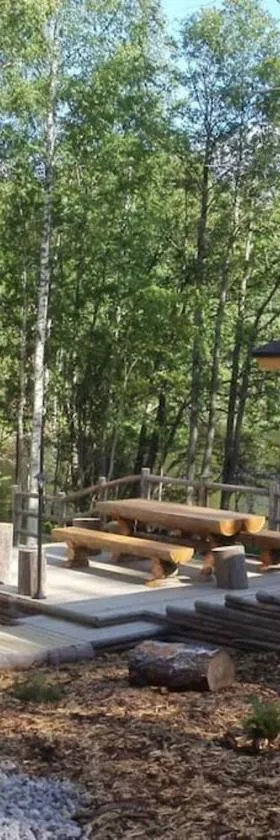Kelo Villa for 8, with hot tub, by lake Päijänne，位于于韦斯屈莱的酒店