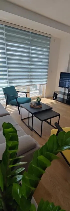 Sunflower Apartments，位于兹雷尼亚宁的酒店