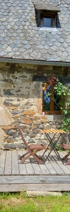 Petite maison avec piscine，位于Vezels-Roussy的酒店