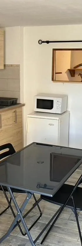 appartement deux pieces，位于Notre-Dame-de-Londres的酒店